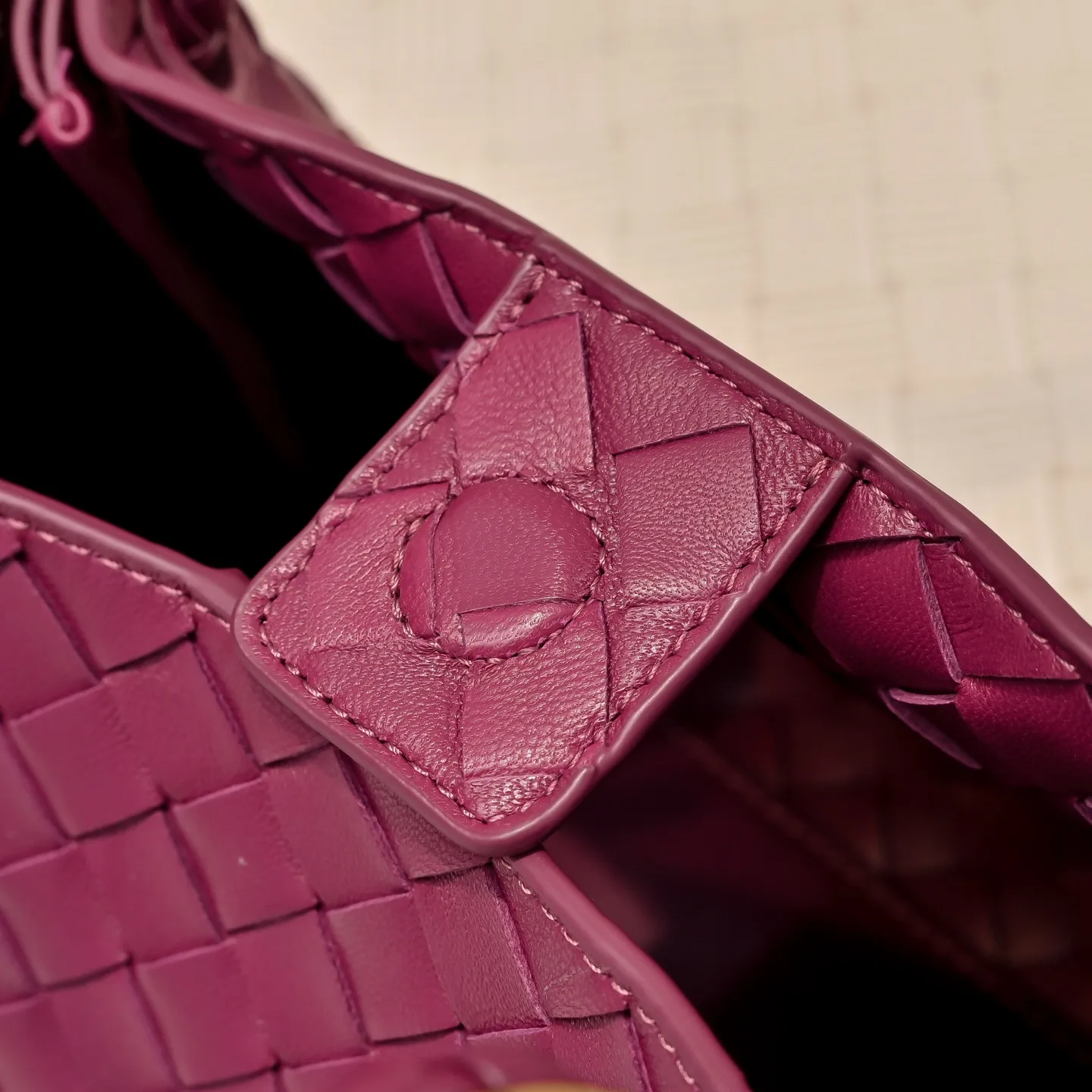 Batch 2060 BOTTEGA VENETA 2025 Autumn New Product Medium Parachuta The long-awaited new medium parachuta is here, with a unique appearance and iconic metal knots, and a whole piece of leather folds the four corners into a parachute shape! The exquisite Knot metal buckle is like putting jewelry on a bag. It is high-end and elegant. Its super capacity can hold all your things! The overall effect of this bag is very different from before. It is neither too delicate to provide a large capacity nor too bulky because of its practicality. It simply provides a perfectly suitable bag for casual and simple people👜 Style number: 5921 Size: 29.5*18.5*17.5cm